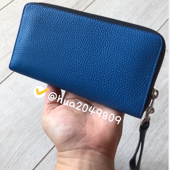 Coach X Peanuts Wallet With Snoopy & Friends - Picture 5 of 5